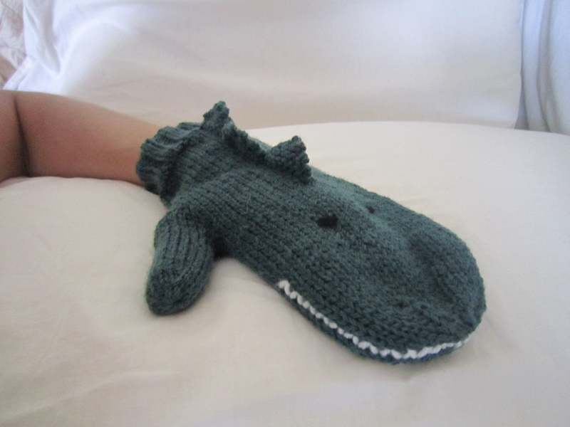 Illustration for article titled Defend your hands against the cold with these dragon mittens